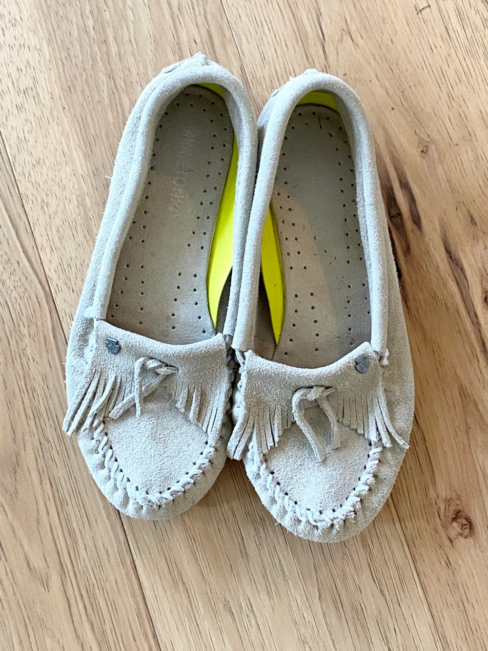 Minnetonka Kilty Plus Beige Gray Suede Moccasins Women’s 7.5
